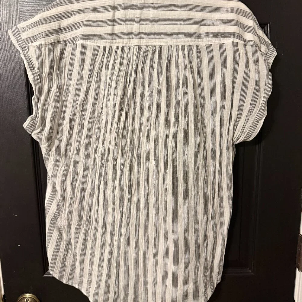 Womens H&M Vneck Blouse Light Gauzy Knit White Black Medium - Picture 4 of 5